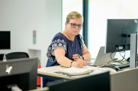 Mitarbeiterin an ihrem Arbeitsplatz in der Buchhaltung